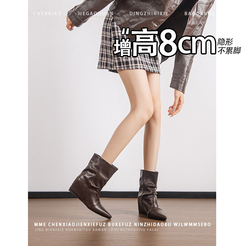 不累脚!内增高8CM欧美风尖头坡跟堆堆靴2026年冬季套筒短筒靴女