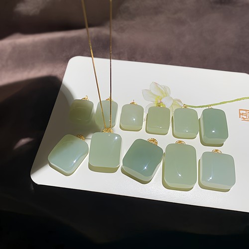 精致18k金天然和田玉无事牌吊坠