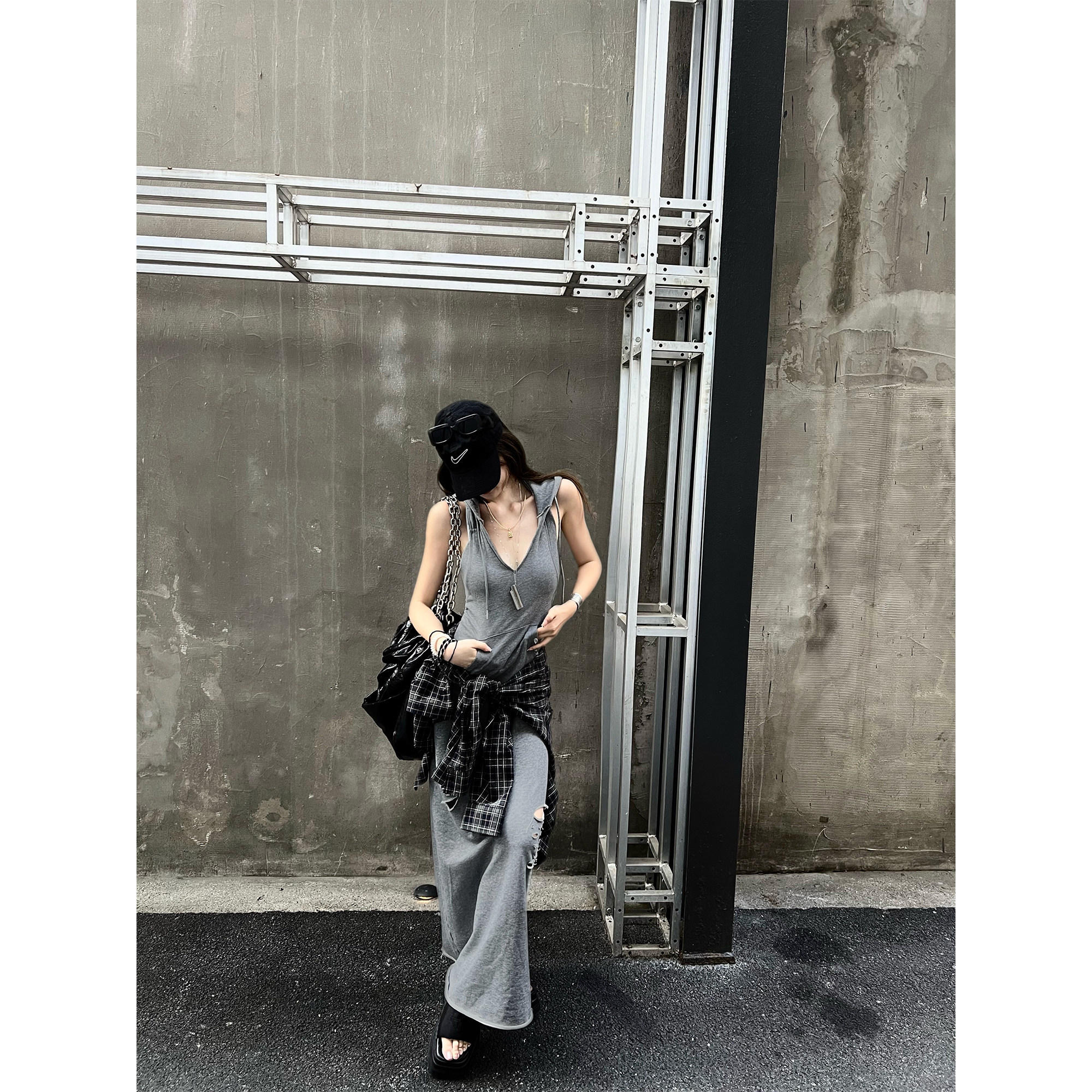 Xinlei Lin “反转魅力”大露背破洞长卫裙女连衣裙女夏季裙子