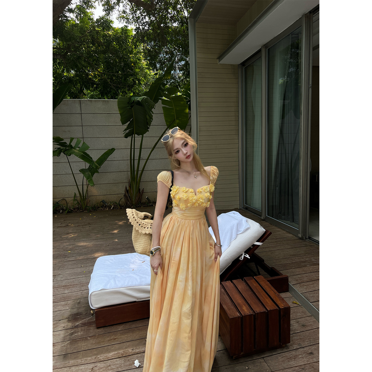 Xinlei Lin 夏日花海 手工立体花鹅黄渐变晕染印花吊带收腰连衣裙