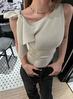 Xinlei Lin “old money”双色不对称吊带背心女春夏上衣