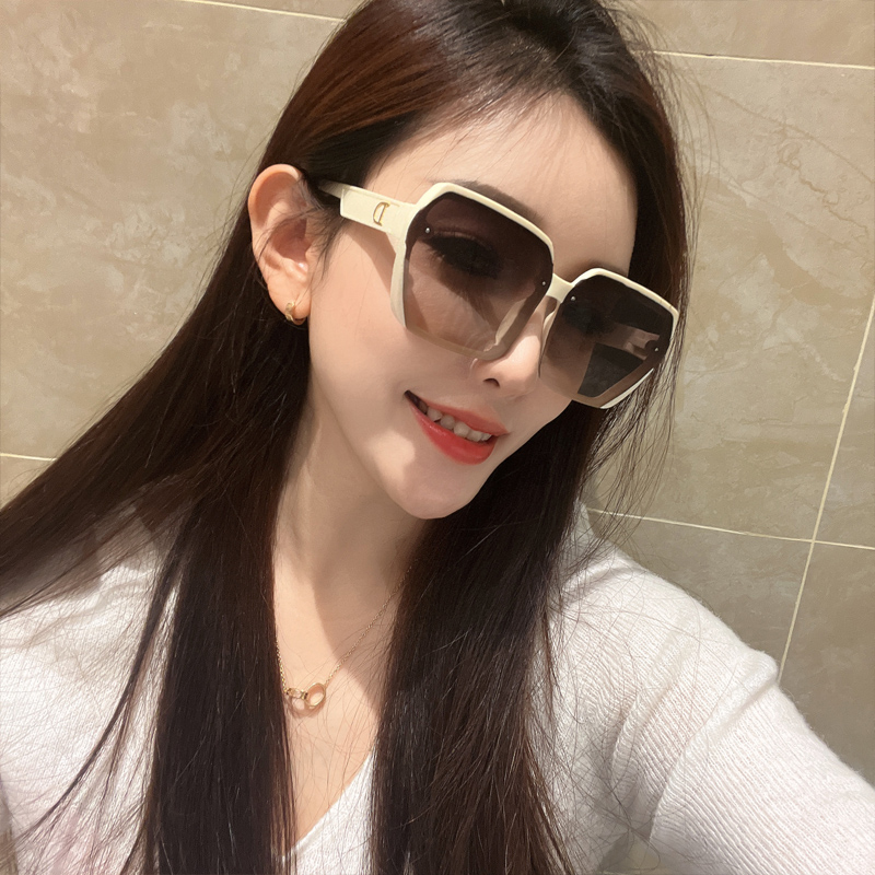 女夏墨镜爱.唯依防紫外线