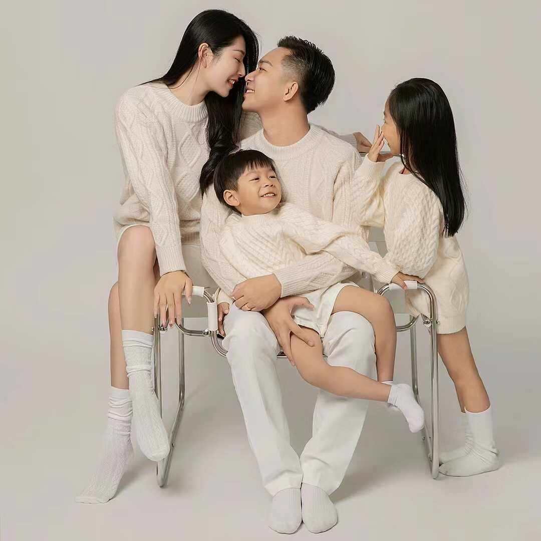 一家四口全家福艺术拍照写真毛衣