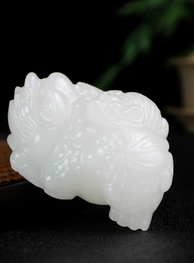 和田新疆和田玉金蟾献福手把件白玉三足蟾手把件貔貅玉手玩件摆件