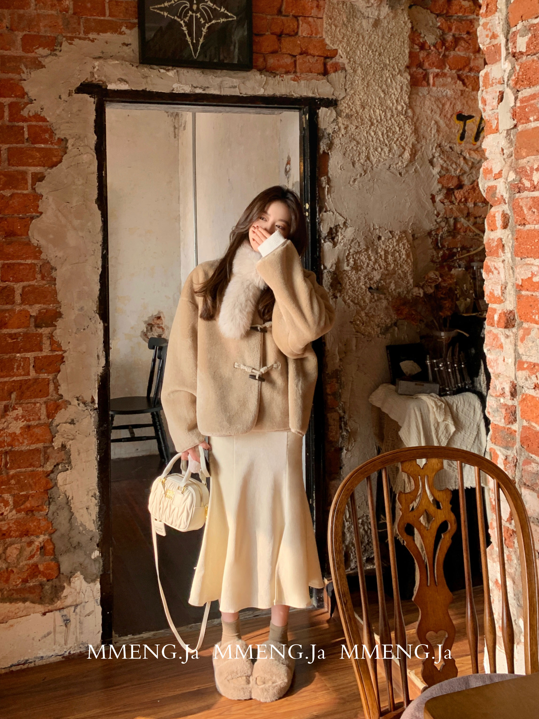 冬季新品咖色侧扣牛角扣外套