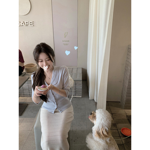 温柔修身 简洁甜美湖蓝色娃娃领针织开衫 上衣女 邻家白巧 萌萌Ja