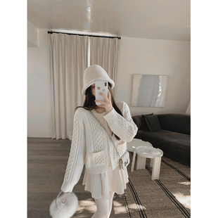 萌萌Ja 曼城故事~中古温柔浪漫绞花针织开衫圆领贝壳扣毛衣上衣女