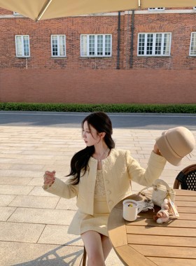 萌萌Ja 圣莫里小镇 轻奢设计款小香风套装奶黄色气质上衣外套短裙