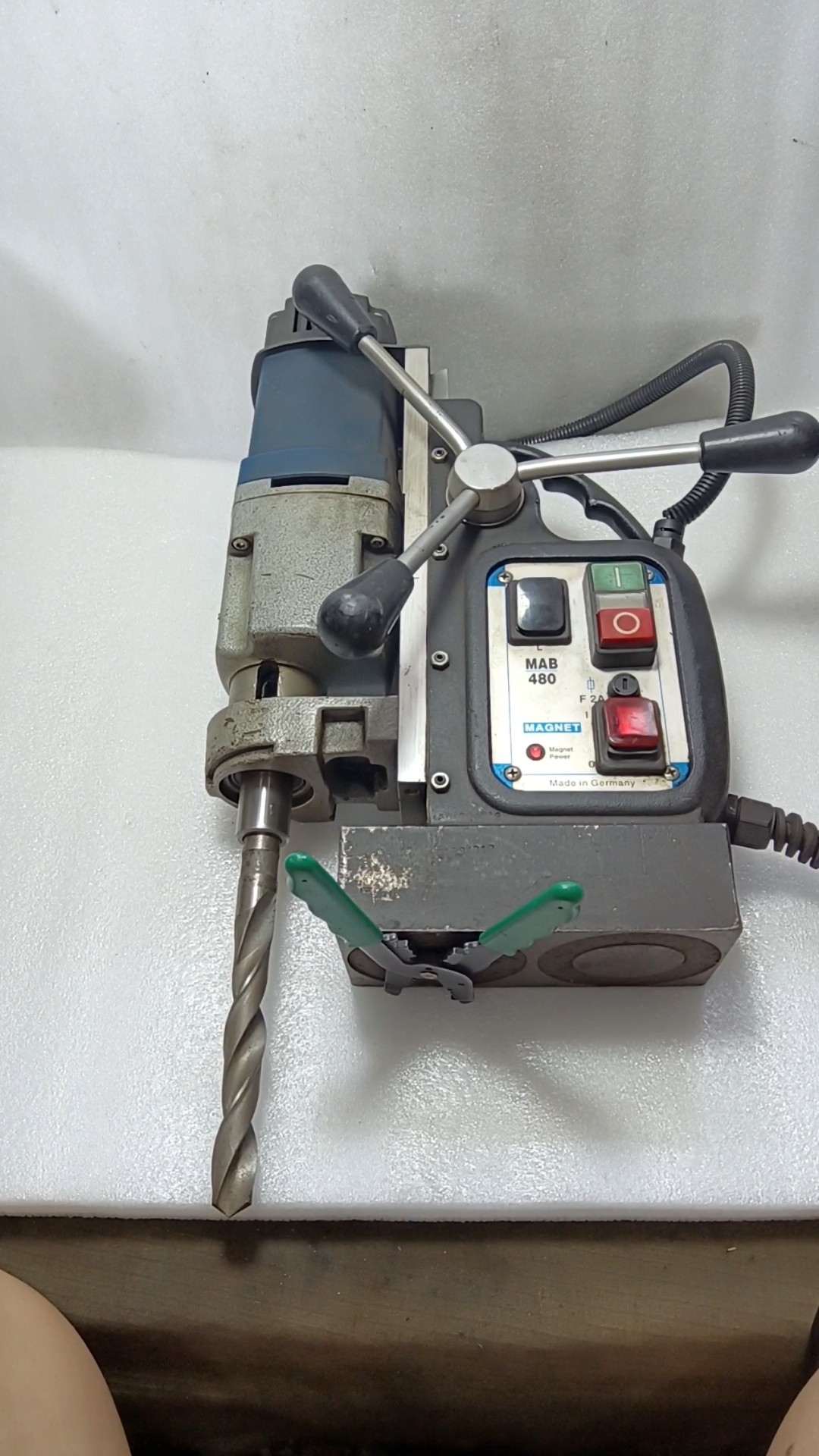 磁力钻孔机_磁力钻孔机工作视频（磁力钻孔机使用方法）