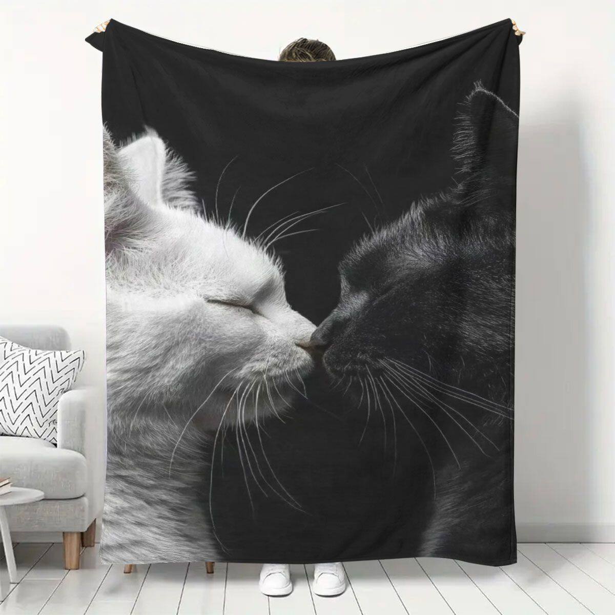 2026年新款黑白猫法兰绒数码印花超柔软午休毯子午睡毯盖腿披肩
