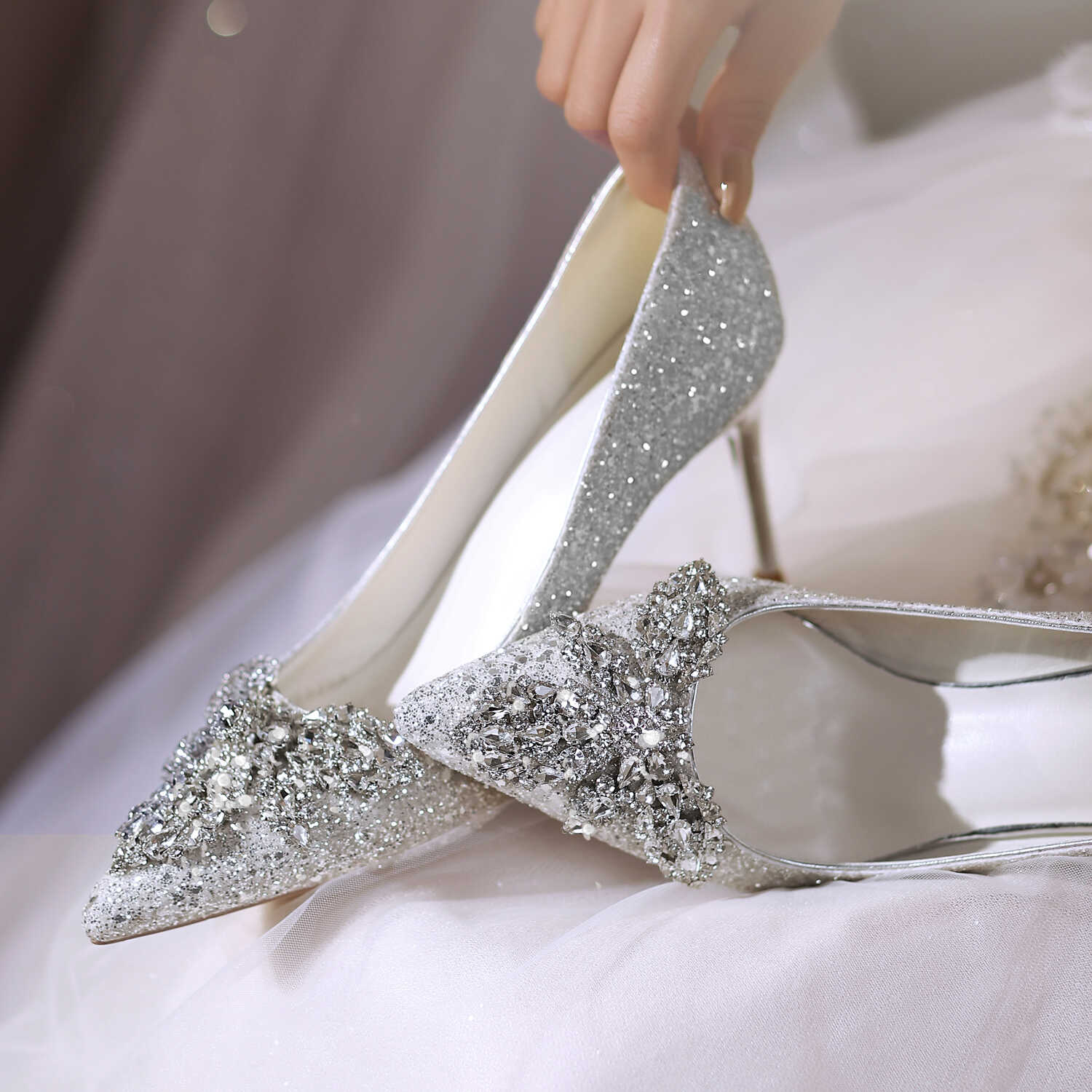 银色婚鞋新娘高跟鞋主婚纱水晶鞋订婚结不累脚水钻2025新礼服宴会