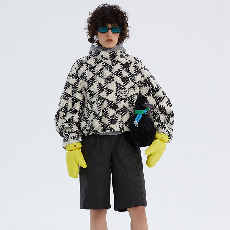 NMORE设计师品牌 黑白格三角花型不对称领短款大衣