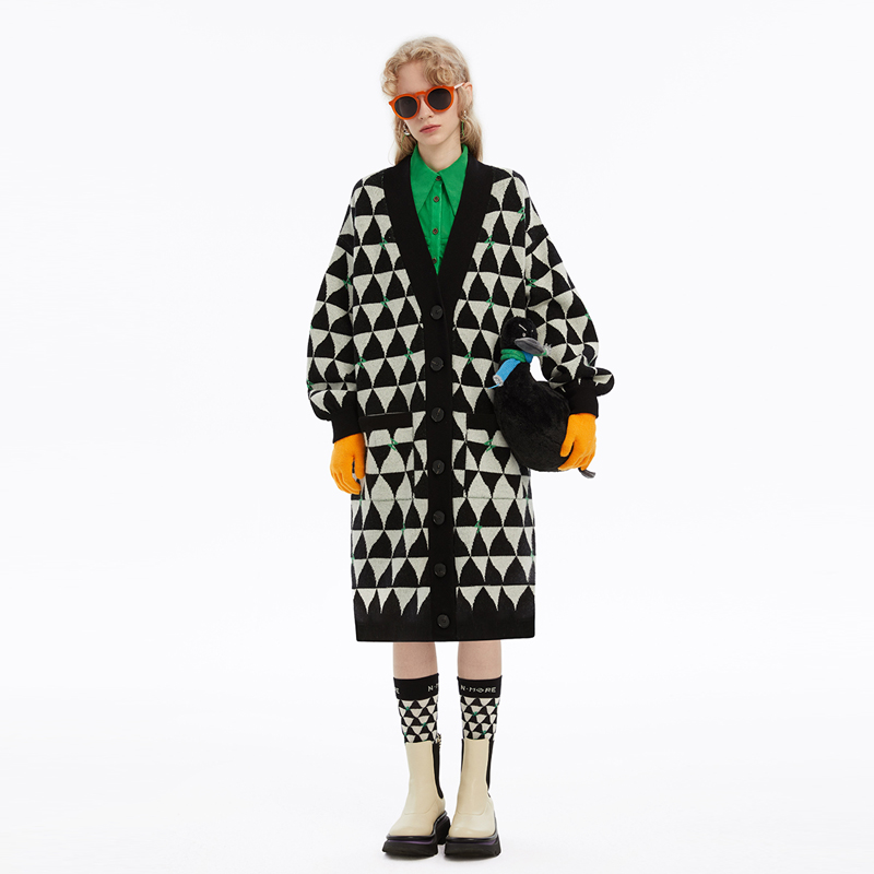NMORE设计师品牌 黑白三角格字母提花针织开衫