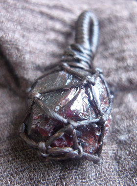 貔貅阁珠宝天然大颗粒金子般重量石榴石原石网兜石吊坠手作