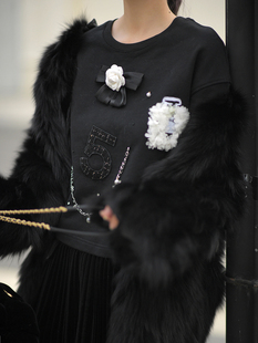 CAN冬季 山茶花黑色卫衣女手工钉珠蝴蝶结圆领套头上衣 新款