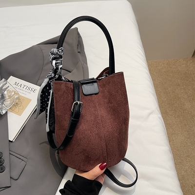 小众设计感麂皮绒手拎斜挎水桶包