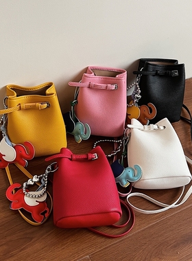 ins红色荔枝纹水桶包小包包2025新款小众设计小众百搭单肩斜挎包