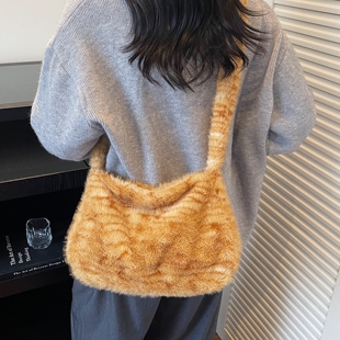 超火黄棕色毛绒斜挎包女生休闲外出逛街包包2025秋冬新款潮百搭