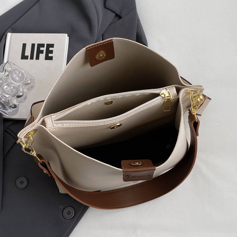 今年流行多隔层宽肩带水桶包