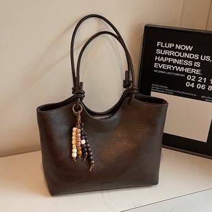 大容量复古纯色上班通勤包托特包2025新款 潮百搭大包单肩包女款