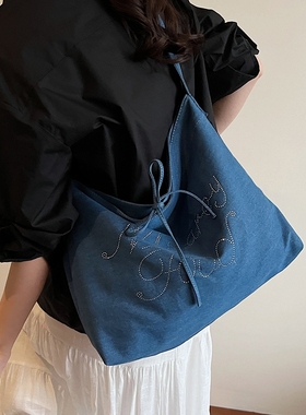 休闲蓝色帆布包慵懒风松弛感包包2025新款潮百搭字母斜挎包大包