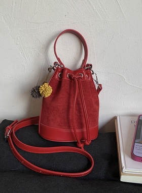 法国小众设计红色抽绳小水桶包斜挎包2025新款潮百搭休闲小包包