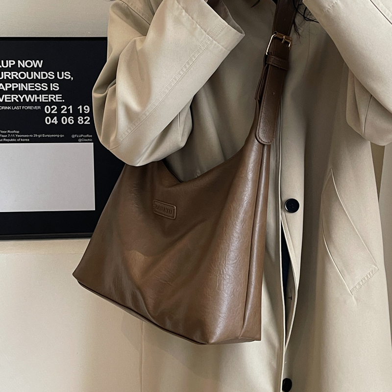 美拉休闲风柔软大容量斜挎包