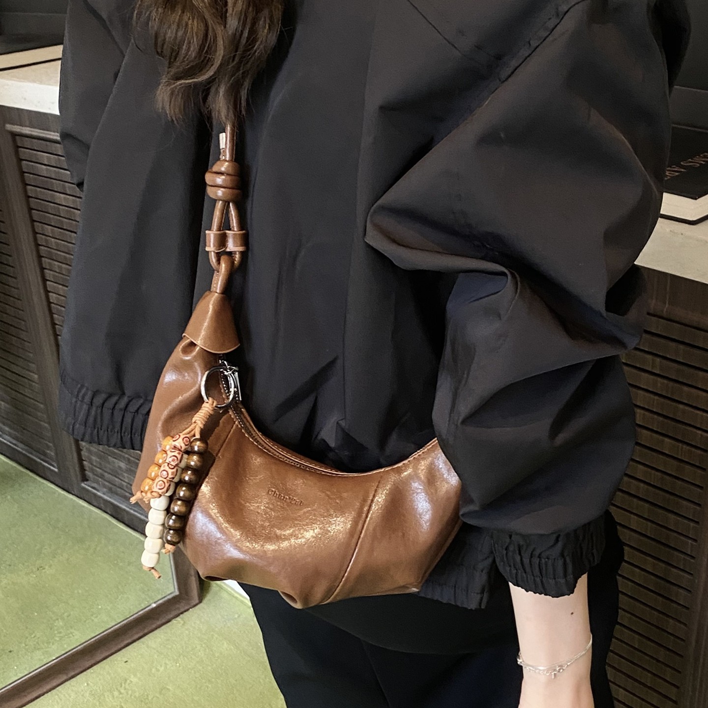 小众设计感褶皱牛角包斜挎包2025新款潮百搭休闲时尚小包包女款,箱包皮具/热销女包/男包,胸包,淘宝优惠券,粉丝福利购,淘宝优惠卷