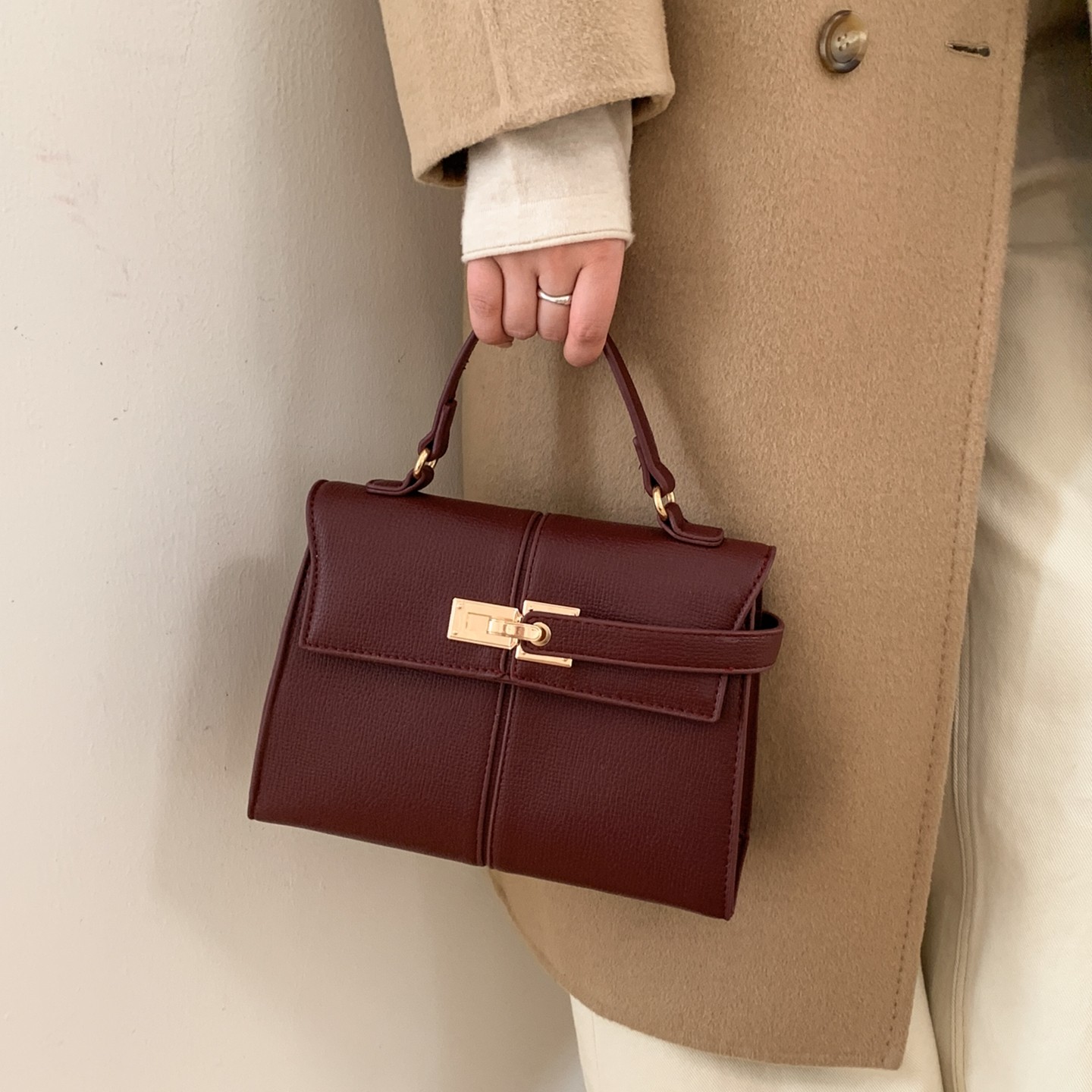 高级感酒红色质感拼接手拎斜挎包2025新款潮百搭时尚小方包小包包