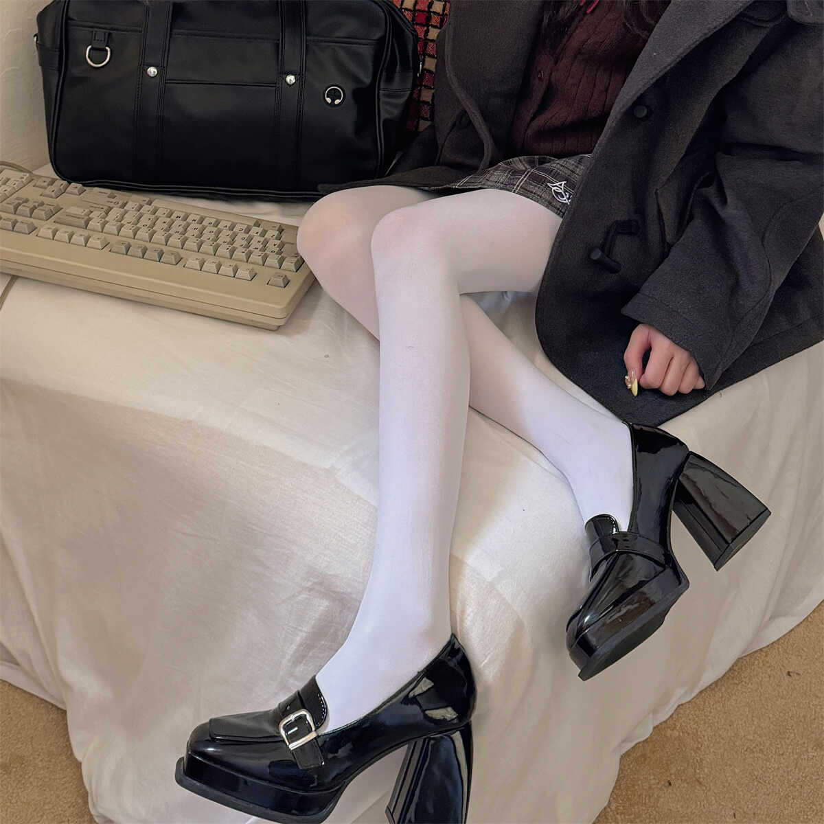 LET ME SEE 纯欲奶白色连裤袜子JK日系天鹅绒性感秋季薄款打底袜