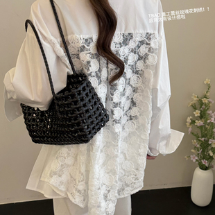 TB媞宝 玫瑰凋落26夏上新韩系重工玫瑰花蕾丝刺绣后背设计感P8935