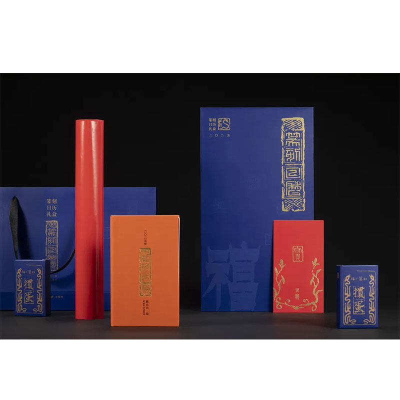 二〇二五年篆刻日历礼盒 2025篆刻日历 礼盒内含： 1.2025年篆刻日历2.王福庵篆刻·扑克牌2副 3.春联一套4.福字两个5.红包10个