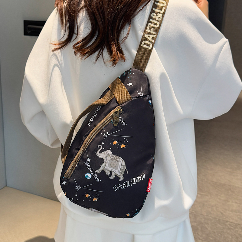 2025新款星空大象印花胸包女轻便时尚百搭斜挎包骑行包