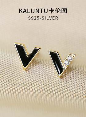 卡伦图925纯银耳钉女黑色字母V字耳环小巧精致不对称养耳洞银耳饰