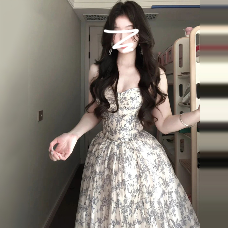 法式碎花吊带连衣裙子女春夏季2025新款收腰显瘦海边度假蓬蓬长裙