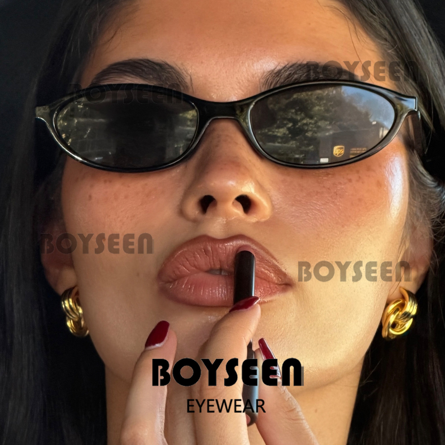 欧美风松弛感穿搭窄框墨镜女