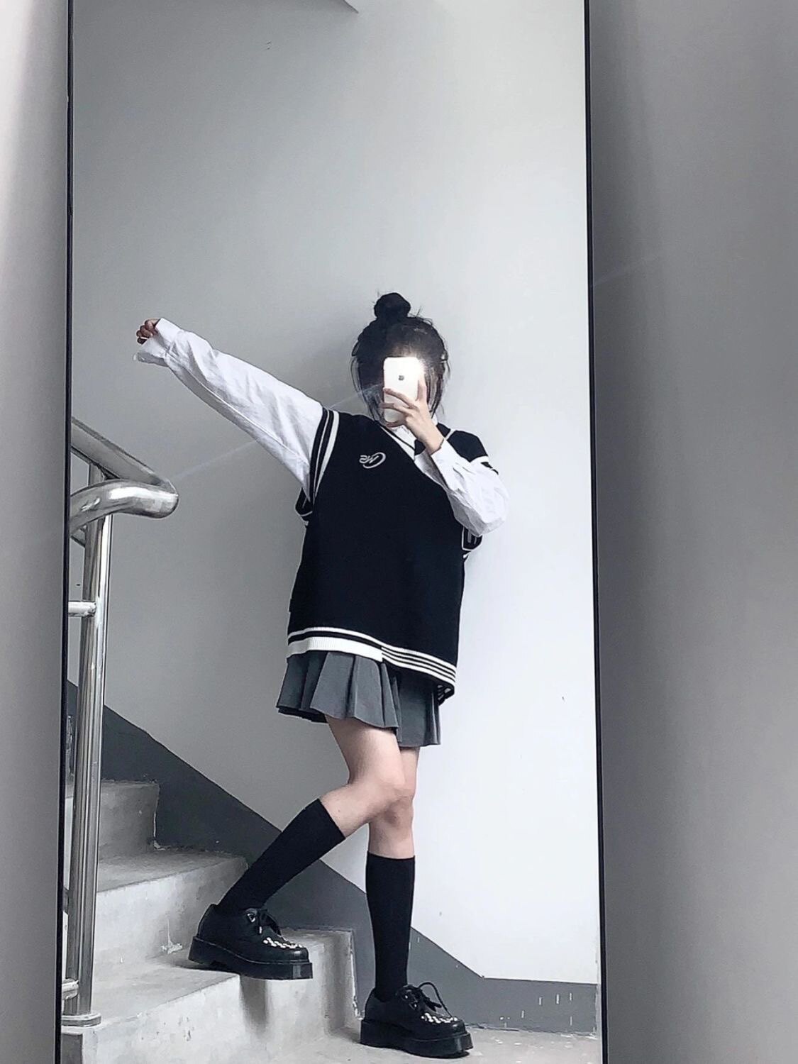 【三件套装】秋冬季时尚学院风撞色V领毛衣马甲衬衣高腰百褶短裙