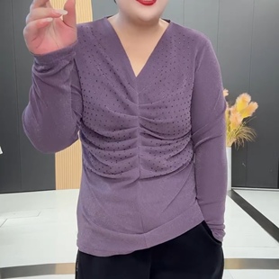 冬季时尚洋气女韩版加肥加大码V领烫钻捏褶长袖蕾丝打底衫显瘦款