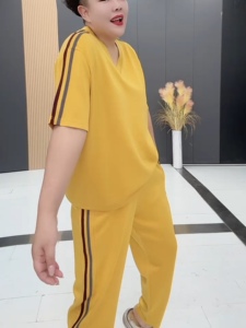 V领短袖上衣+九分裤休闲运动套装