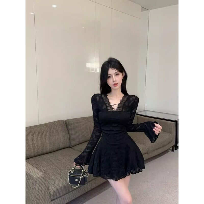 2026年休闲蕾丝拼接V领连衣裙女秋季新款收腰纯欲长袖A字包臀裙