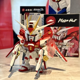 现货必胜客高达SEED万代中国限定QMSV自由大体模型充电宝水杯卡牌