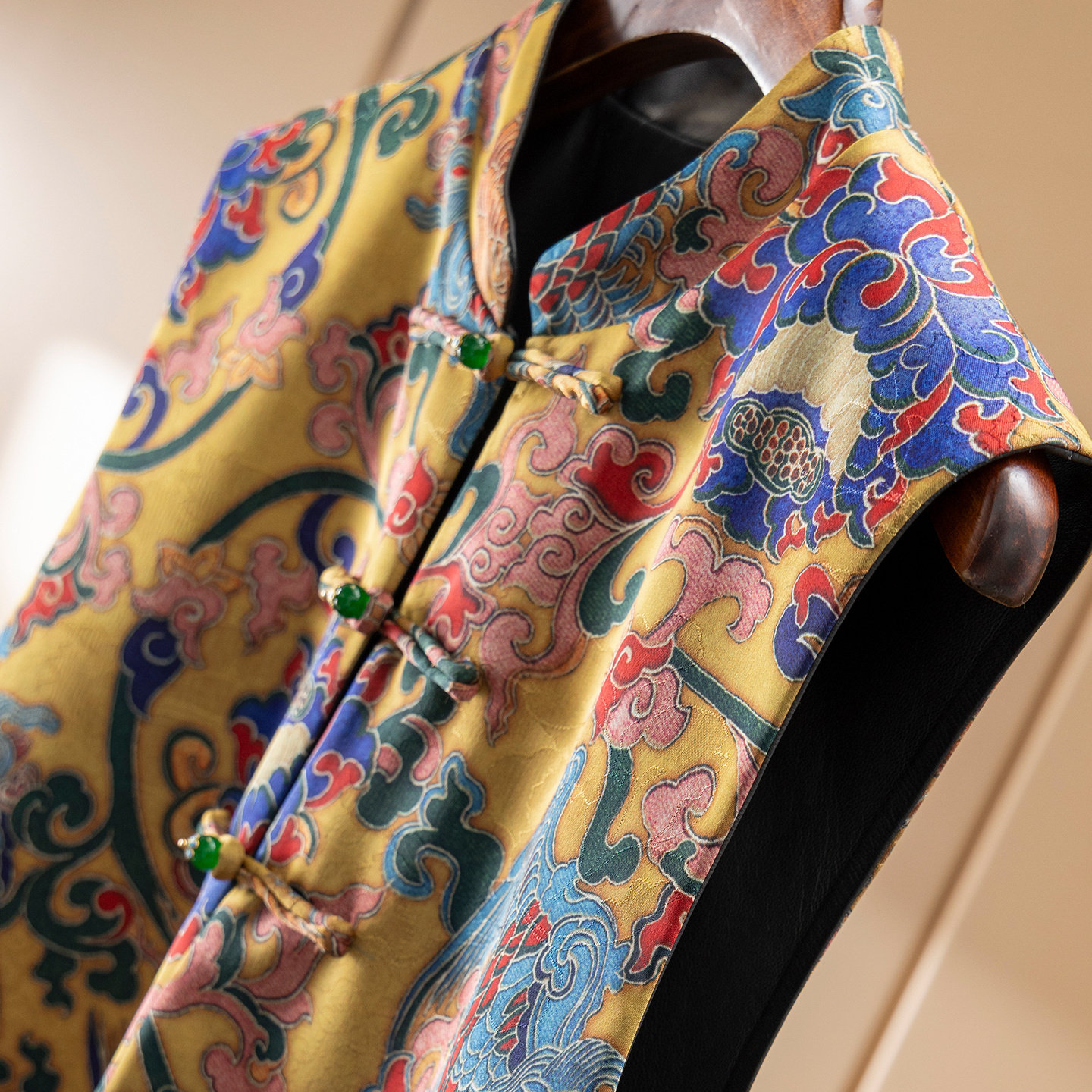 新中式轻涂绵羊皮旗袍领印花马甲