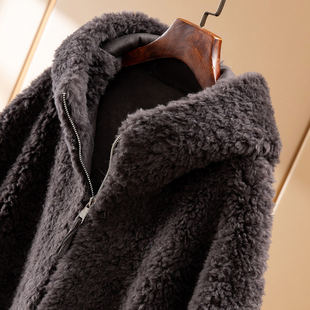 H春上7号 法柜100羊羔毛复合皮毛一体连帽大衣D女22J3特 温暖加倍