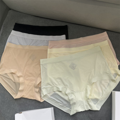 9548女士无痕裸感桑蚕丝底档舒适SU干冰丝面膜中腰三角内裤盒装