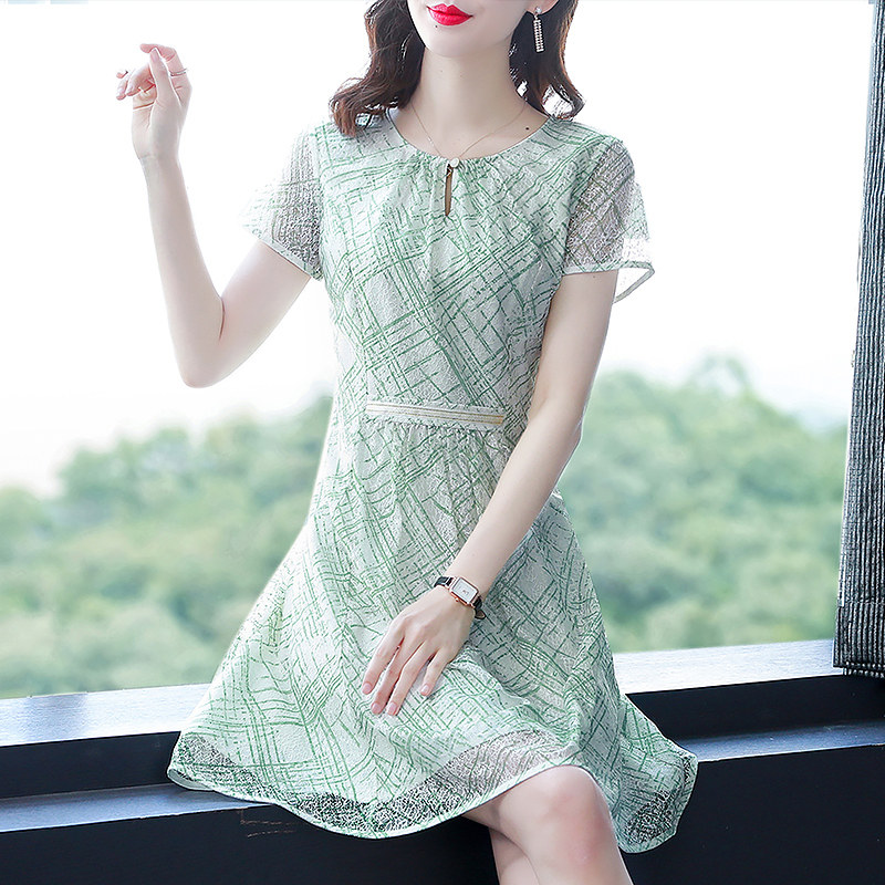 温柔风蕾丝连衣裙春2022新款清新减龄a字裙夏季修身短袖女士裙子