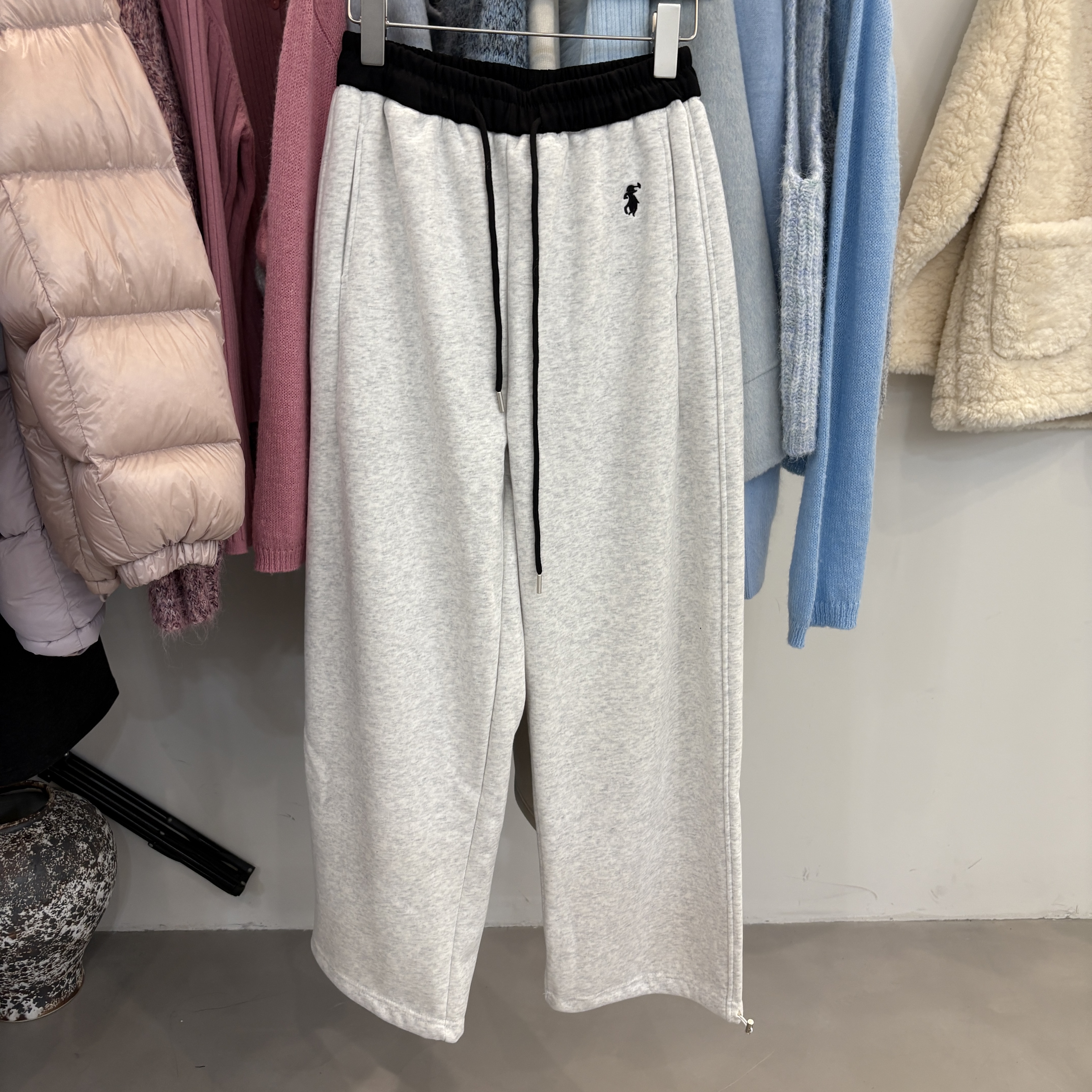 高腰创意刺绣小马休闲卫裤