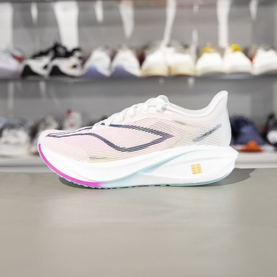 李宁女子跑鞋缓震回弹