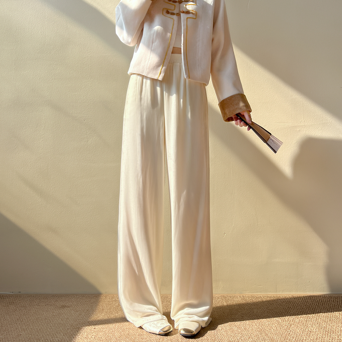 今年流行的高质感丝绒阔腿裤