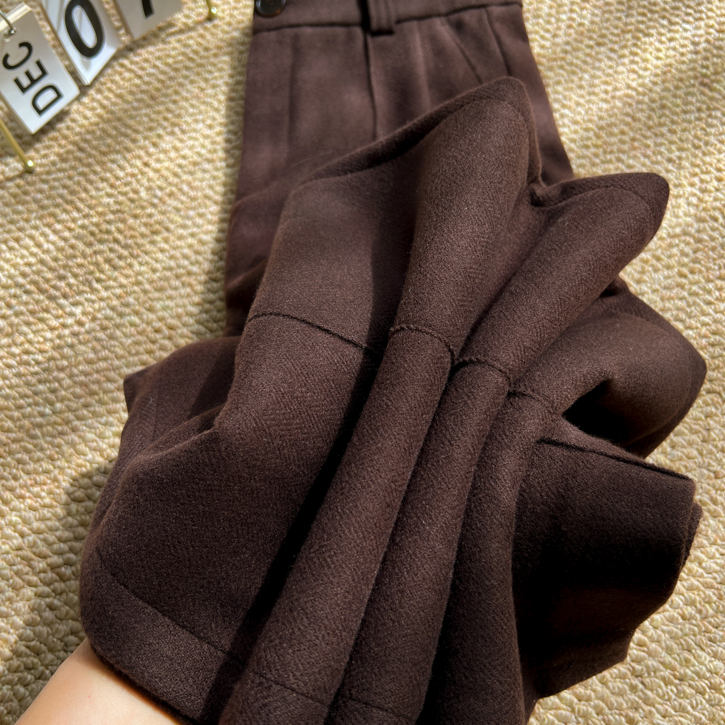 今年流行的羊毛人字纹阔腿裤