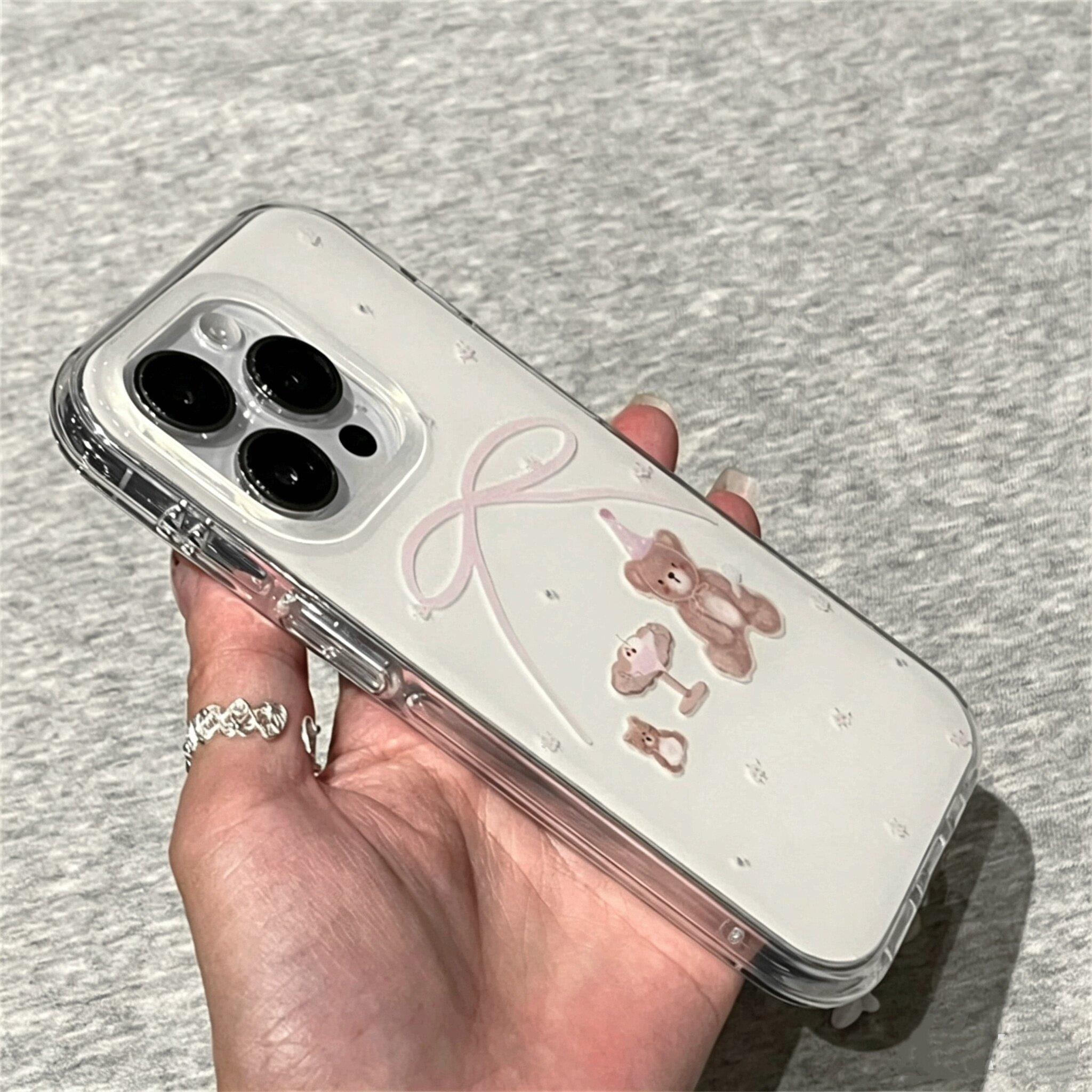 适用苹果系列iPhone17新款手机壳16promax14promax小众绑带韩系餐桌小熊15promax13promax半包大孔防摔保护套